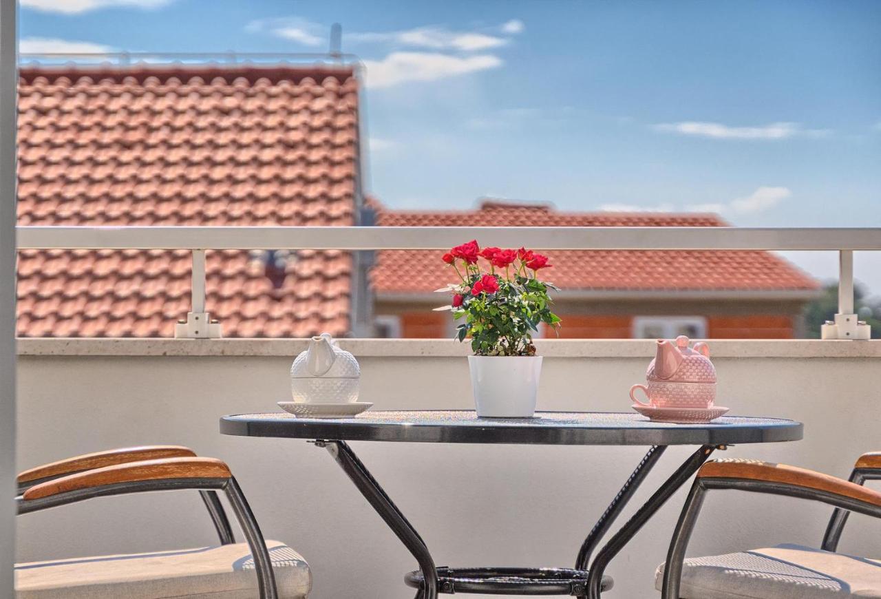 Apartments Irena Хвар Экстерьер фото