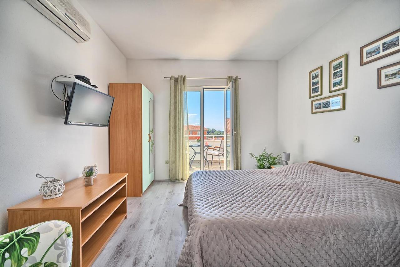 Apartments Irena Хвар Экстерьер фото